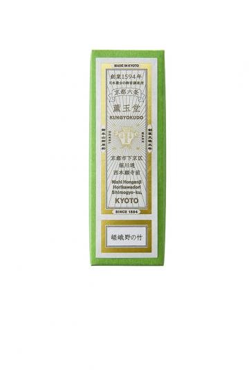 嵯峨野の竹線香搭配香立擺放於書桌或靜坐空間,營造清新與寧靜氛圍