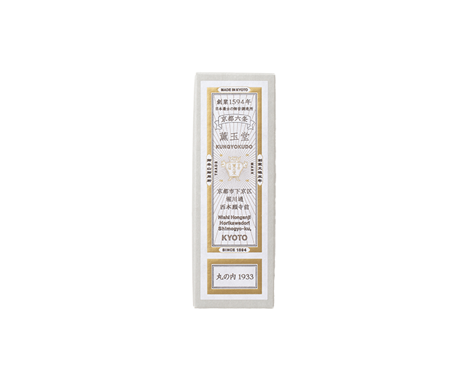 丸の内1933線香放於書房桌面,適合男性或工作空間使用,散發沉穩香氣