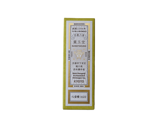 心斎橋1622線香點燃中,煙霧細緻,香氣溫和沉穩,營造安靜與思考空間