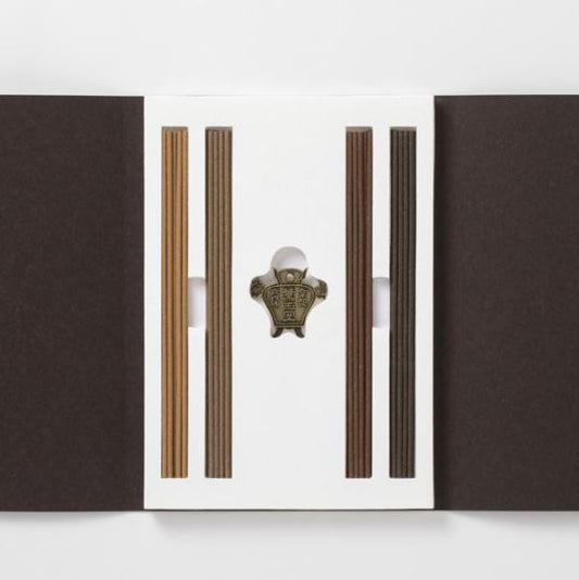 點燃中的薰玉堂試香(香木)線香,木質香氣緩緩散發