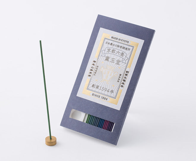 試香(藍)線香搭配香立擺放,營造靜謐室內香氛空間