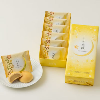 月化粧牛奶和菓子產品特寫，柔軟外皮包裹濃郁奶香